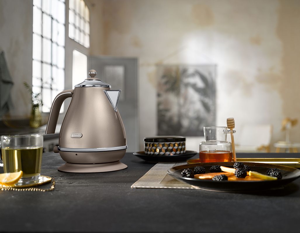 De'Longhi Singapore Icona Metallics Champagne Beige  Kettle 1.7L lifestyle image of kettle and desserts