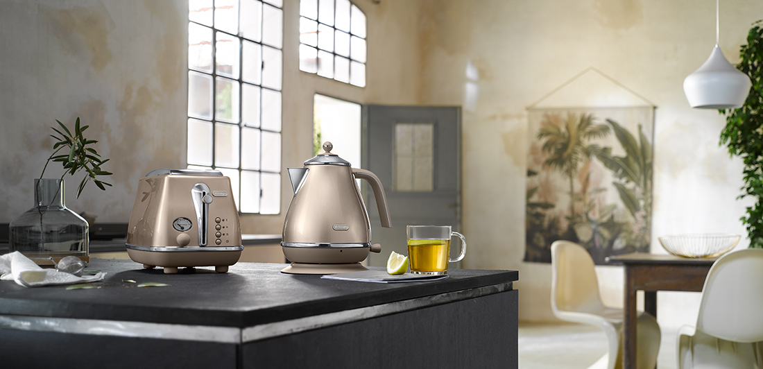 De'Longhi home and kitchen kitchen  Icona Metallics Mesmerising Azure Toaster CTOT2003.AZ feature  8 lifestyle image of kettle and toaster with a lime drink