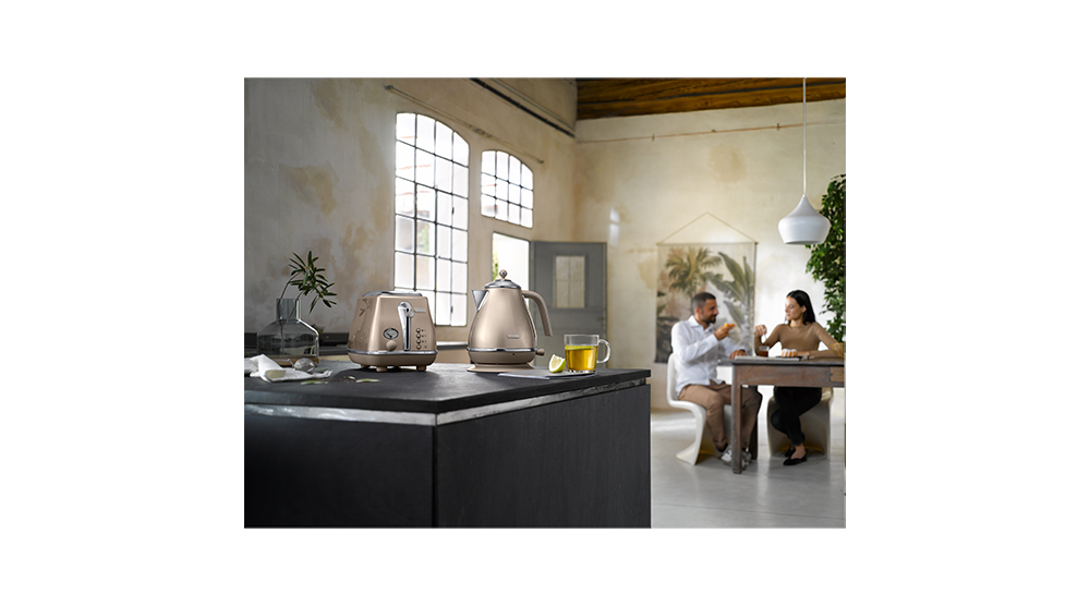 De'Longhi home and kitchen kitchen Icona Metallics Champagne Beige Kettle KBOT2001.BG feature 5 lifestyle image of kettle and toaster CTOT2003.BG